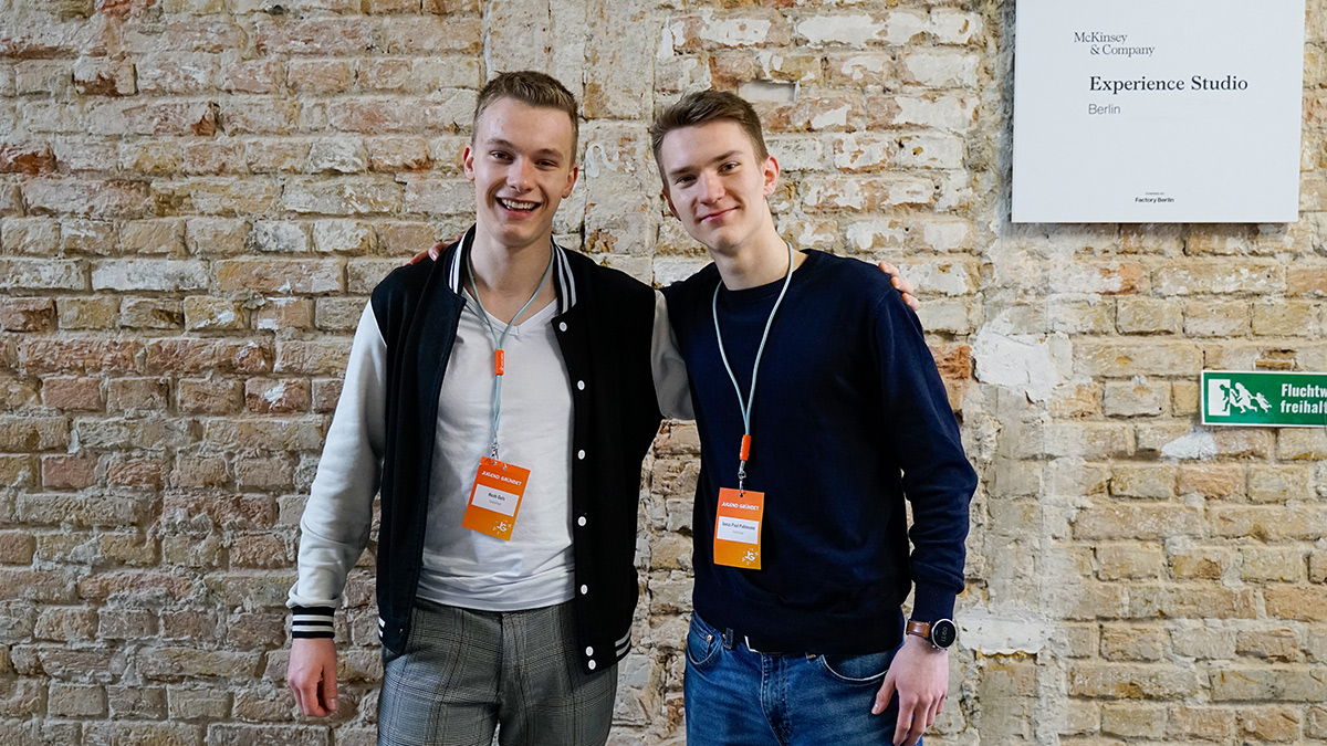 Noah und Jonas beim Jugend Gründet Pitch Event Berlin 2023